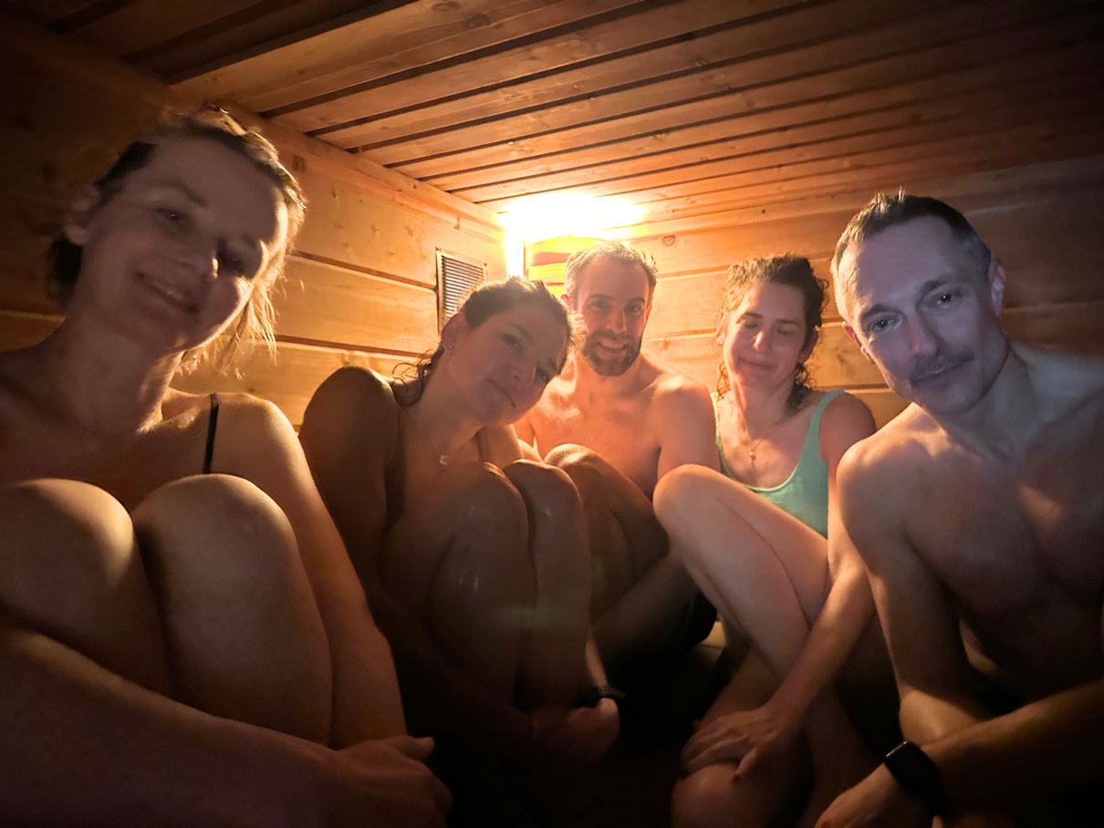 Bain froid en immersion dans la forêt — Contrast Detox