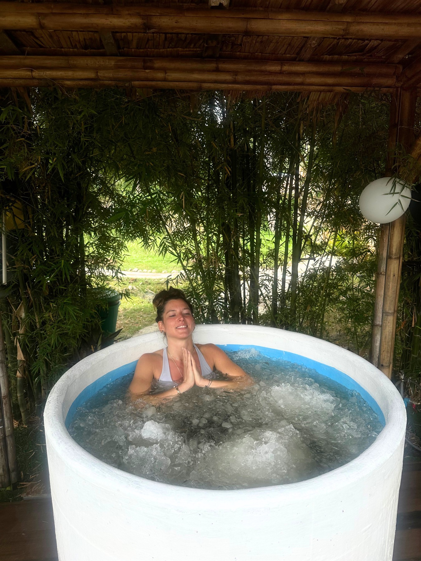Morane en immersion dans un bain de glace