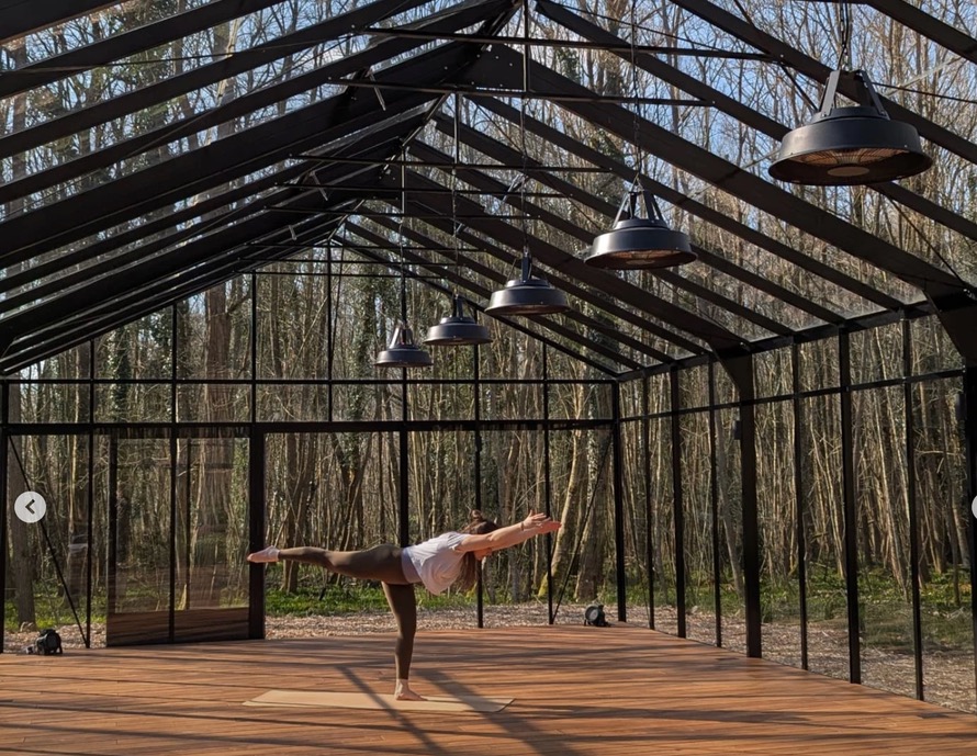 Salle de pratique vitrée au cœur de la forêt